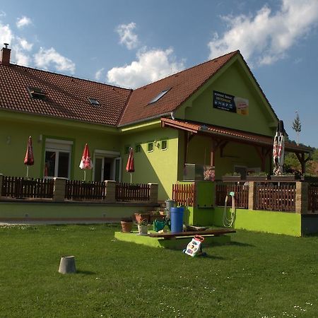 Hostinec Vo Visnovom Stará Turá Exterior foto